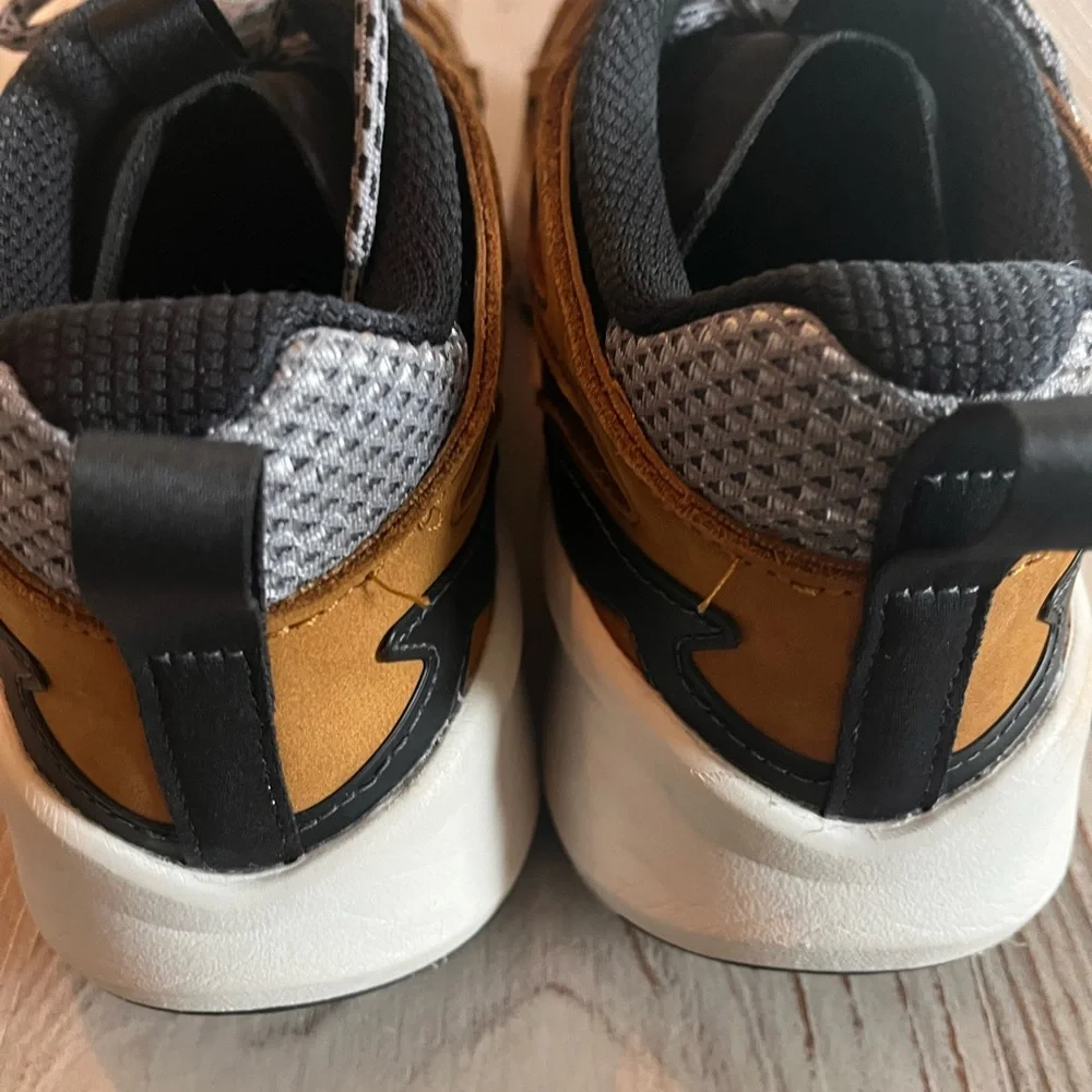 Adidas men’s kantai trail sneaker Black and Brown sneaker size 11